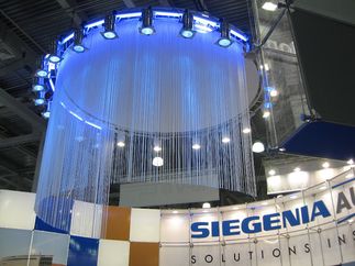 Нитяные шторы на подвесе над стендом нитяные шторы, шторы нити, веревочные шторы